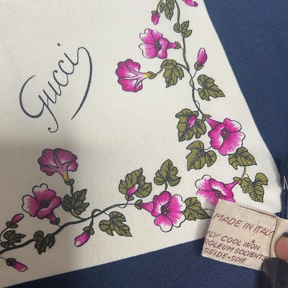 Gucci 26” Silk 1970’s Scarf Floral Design Petunias Bluebells - New Unworn - Picture 3 of 4